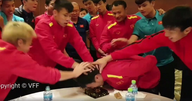 Ở một lần khác, nạn nhân là Xuân Trường và thầy Park là người khởi xướng.