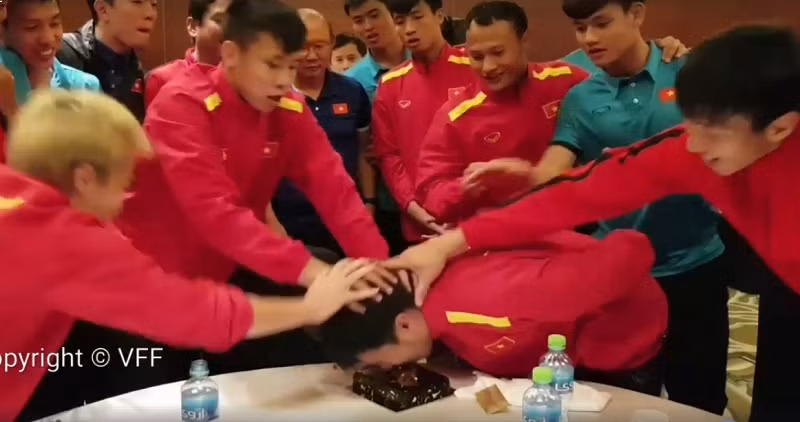 Ở một lần khác, nạn nhân là Xuân Trường và thầy Park là người khởi xướng.