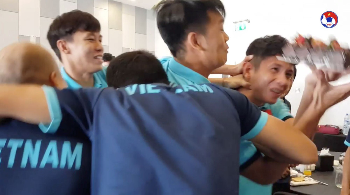 Tuy vậy, có vẻ như Hồng Duy đã quá quen thuộc với màn 'chúc mừng' này nên đã cảnh giác và né kịp thời, bất chấp sự mạnh tay của Quế Ngọc Hải và Thành Chung ở phía sau.