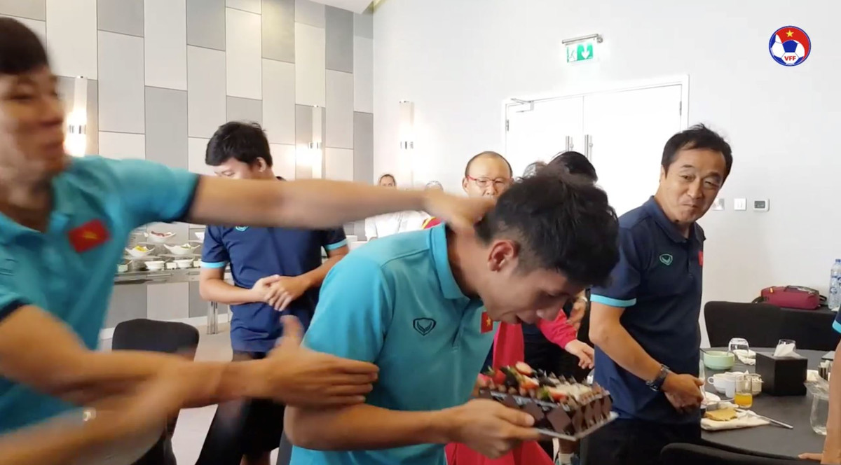 Bắt đầu màn "lươn" học trò của mình, thầy Park còn "giả bộ" ra bỏ hộ nền, đặt miếng hoa quả lên và bắt học trò ăn bánh từ trên xuống nhưng thực chất là âm thầm thực hiện "âm mưu" úp bánh.