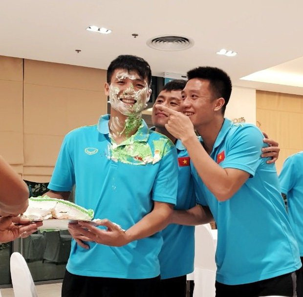 Có ai nhận ra Bùi Tiến Dũng khi là nạn nhân của màn úp bánh sinh nhật vào mặt.