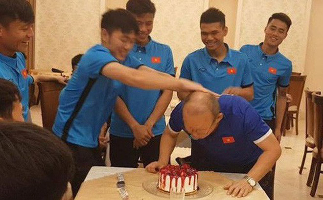 Nhưng ở một lần khác, chính thầy Park lại trở thành nạn nhân và người xuống tay là Xuân Trường.