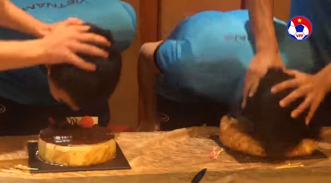 Màn úp bánh vào mặt trong ngày sinh nhật là điều trở thành thông lệ với các cầu thủ Việt Nam mỗi khi đội tuyển tập trung.