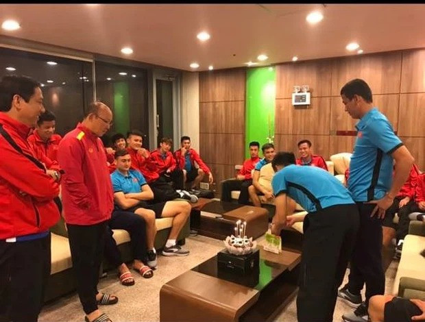 Trước đó, HLV Park Hang-seo đã thực hiện thành công nhiều "phi vụ" trót lọt khi cũng trong ngày sinh nhật đã khiến các học trò của mình phải úp mặt vào bánh.