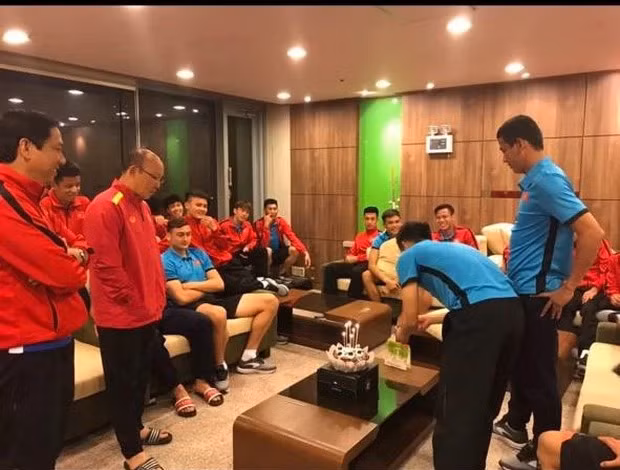 Trước đó, HLV Park Hang-seo đã thực hiện thành công nhiều "phi vụ" trót lọt khi cũng trong ngày sinh nhật đã khiến các học trò của mình phải úp mặt vào bánh.