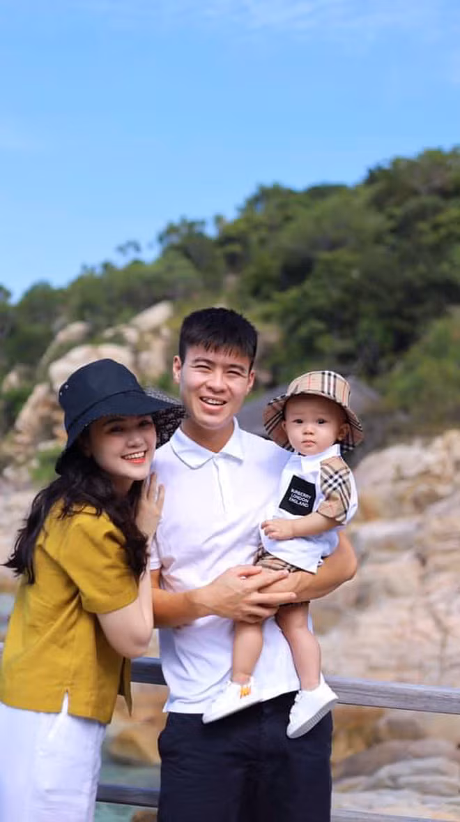  Duy Mạnh - Quỳnh Anh vẫn luôn được coi là một trong những cặp đôi đẹp nhất làng bóng Việt. Hơn 5 năm từ yêu đến cưới, cả hai luôn đồng hành với nhau mọi lúc mọi nơi và đã có với nhau một cậu con trai siêu cấp dễ thương là bé Ú.