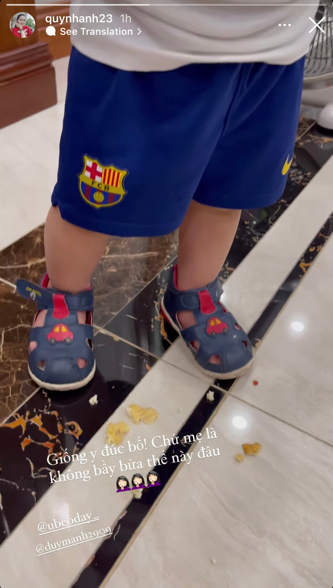 Hóa ra trong lúc ăn bánh, nhóc Ú ăn 5 miếng thì 3 miếng rớt xuống sàn nhà tùm lum, tạo nên khung cảnh lộn xộn như bãi chiến trường.