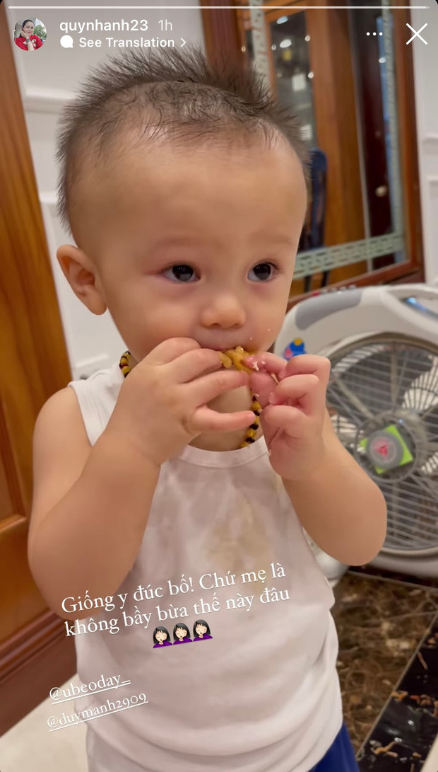 Tình cảm là thế nhưng có đôi khi, vợ Duy Mạnh lại không hề ngần ngại công khai "bóc phốt" chồng. Như mới đây, trong lúc khoe story con trai cưng, Quỳnh Anh không quên tiết lộ luôn một tật xấu của nam trung vệ.