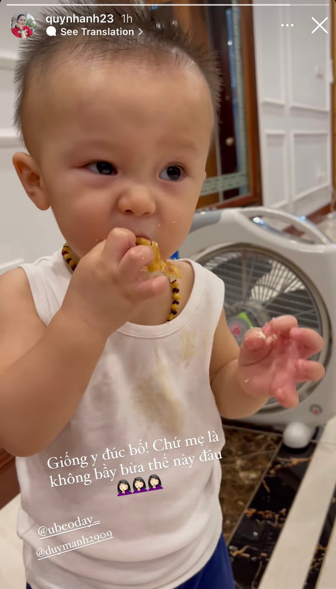 "Giống y đúc bố! Chứ mẹ là không bày bừa thế này đâu!", Quỳnh Anh viết và đính kèm theo 3 chiếc icon ôm mặt bất lực.