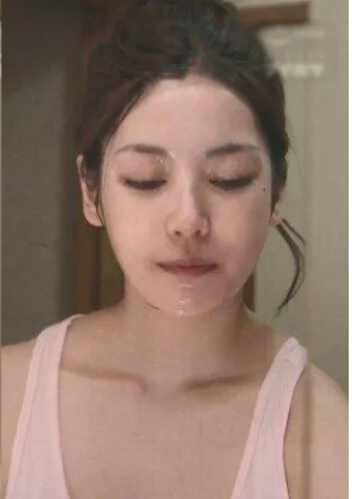 Dù đã trút bỏ hết phấn son để lộ mặt mộc những nhan sắc của cô nàng vẫn vô cùng thanh tú, cô gái xinh đẹp trên khiến nhiều người hiếu kì tìm ngay info và xuất xứ của cô.