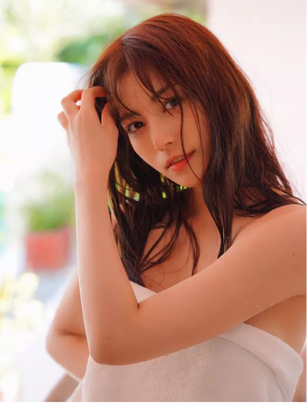 Kaede Karen sinh năm 1999 dù chỉ mới 21 tuổi nhưng cô nàng từng được các fan phong danh hiệu và xếp vào hàng mỹ nhân 1000 năm có một ở xứ sở Mặt trời mọc.