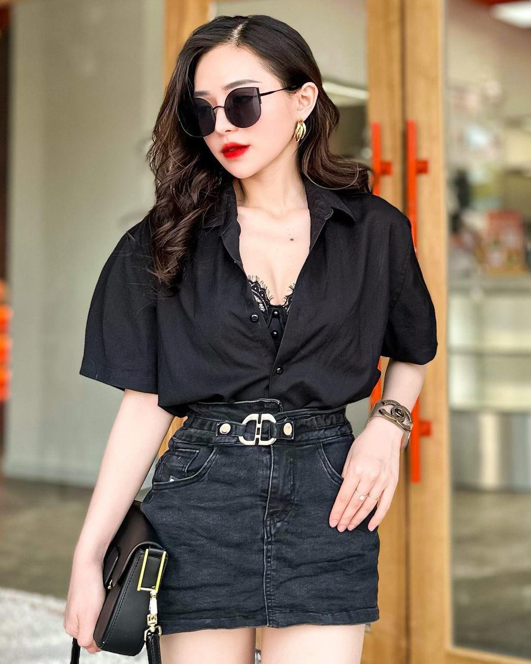 Đáng nói, rời bục giảng, gỡ bỏ những bộ áo dài thanh lịch, Ngân Nguyễn hoá quý cô quyến rũ, cá tính với phong cách ấn tượng.