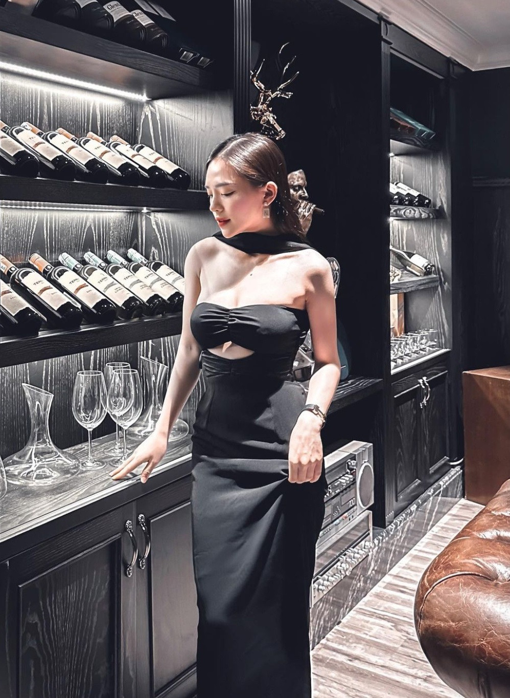 Đôi khi, Ngân Nguyễn hoá cô công chúa xinh xắn trong những bộ váy với thiết kế nữ tính và màu sắc ngọt ngào.