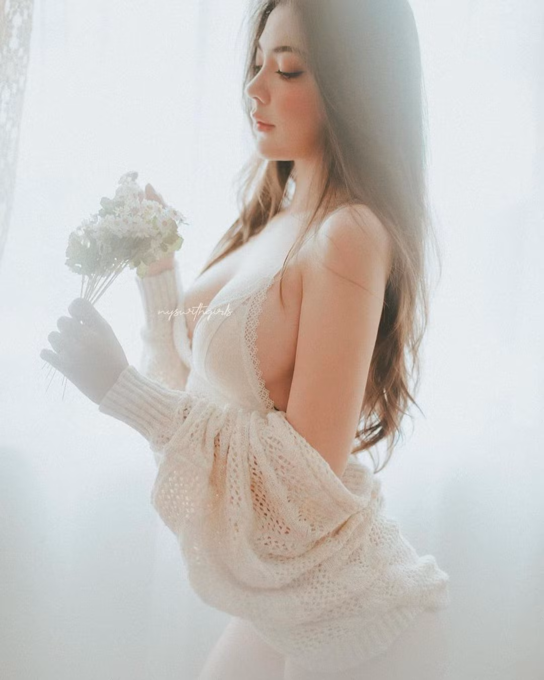 Cũng nhờ nhan sắc ấn tượng và gu thời trang khá táo bạo thì ngoài công việc DJ, Riviere còn được biết đến là người mẫu ảnh khá đắt show.