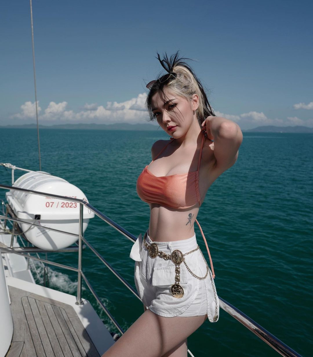 Riviere theo đuổi hình ảnh gợi cảm nhưng gái xinh này luôn được nhận xét là trong chừng mực.