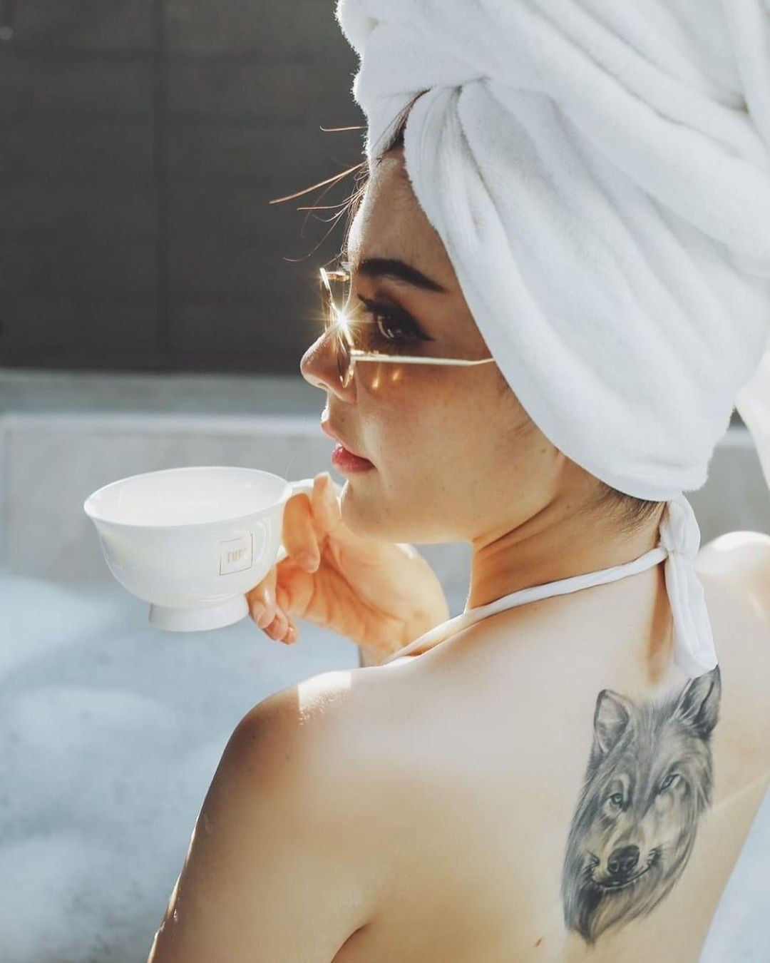 Đặc biệt, Riviere còn sở hữu những hình xăm khá chất điển hình như chú sói phía sau lưng.