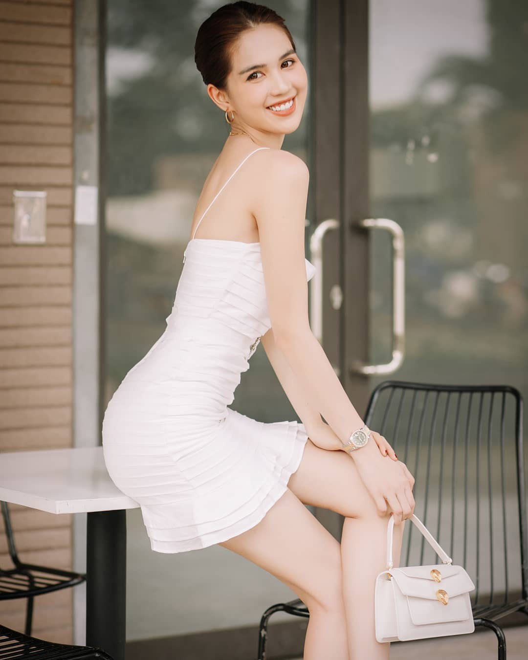 Vẩy rau, kỹ năng giúp rau sạch nước mà vẫn ở nguyên trong rổ là điều dường như rất quen thuộc với những bà nội trợ nhưng lại là công việc không dễ dàng với nhiều bạn trẻ.