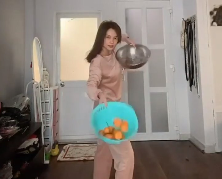 Sau khi màn vũ điệu vảy rau của Ngọc Trinh được đăng tải nhiều người nổi tiếng cũng đã hứng thú tham gia thử thách, trong đó có cô nàng Sĩ Thanh.