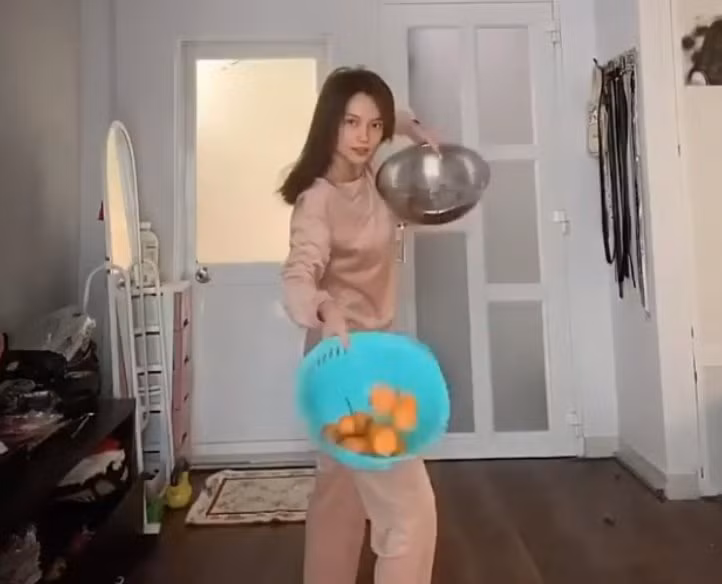 Sau khi màn vũ điệu vảy rau của Ngọc Trinh được đăng tải nhiều người nổi tiếng cũng đã hứng thú tham gia thử thách, trong đó có cô nàng Sĩ Thanh.