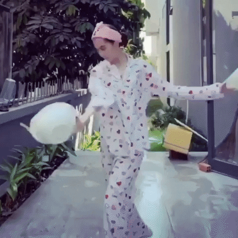 Trong clip, nữ hoàng nội y Ngọc Trinh diện bộ đồ ở nhà, đeo băng đô màu hồng dễ thương và hai tay cầm hai rổ rau sau đó bắt đầu múa may quay cuồng nhưng tuyệt nhiên không làm rớt cọng rau nào.