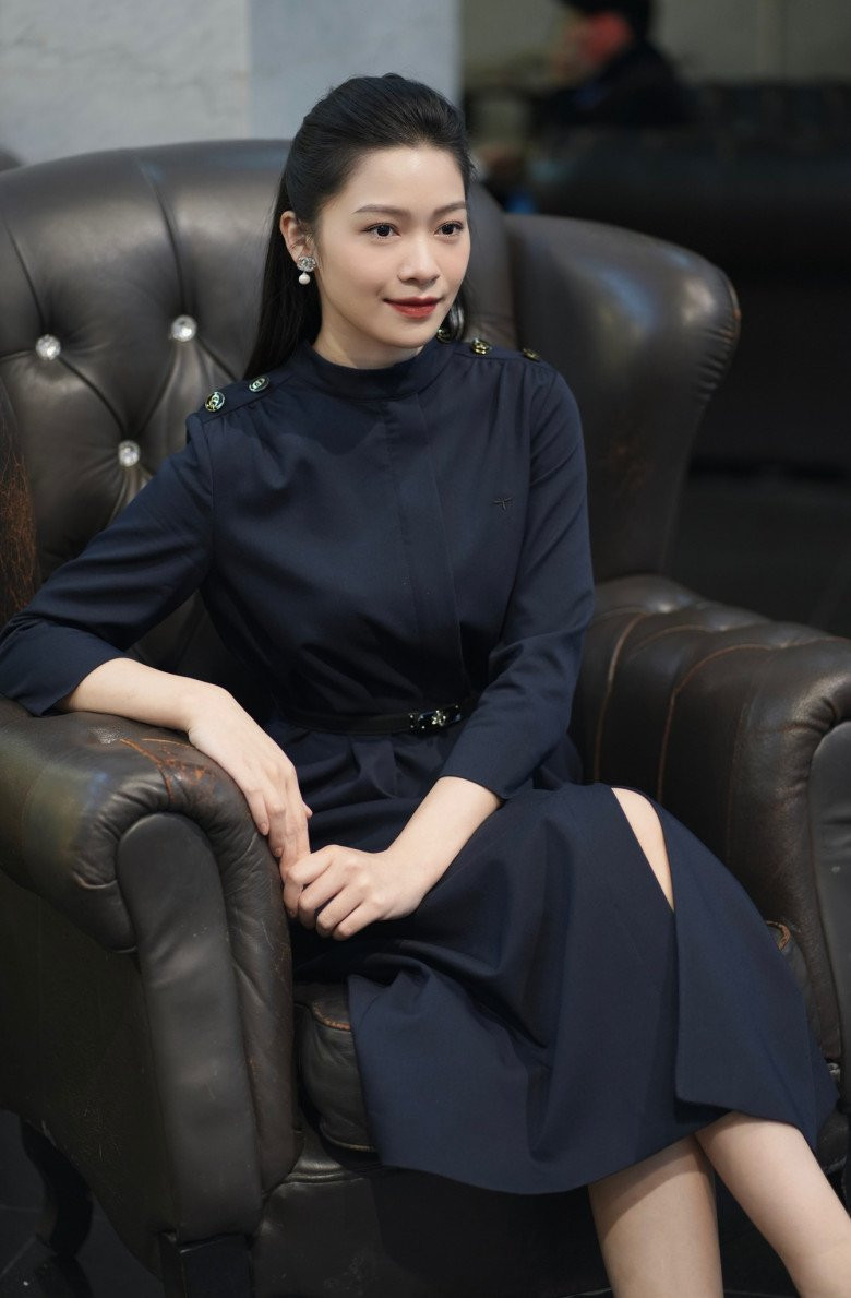 Hạnh Quyên sinh năm 2001, hiện tại đang sinh sống và làm việc tại Hà Nội. Cô từng gây chú ý trên mạng xã hội nhờ sở hữu nhan sắc xinh đẹp như hoa hậu.