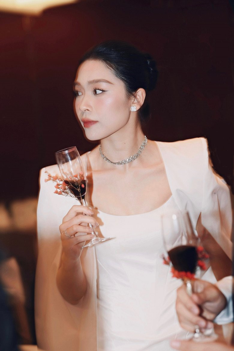 Nữ MC chia sẻ: "Cái giá của bát canh cá quá cao". Người đẹp 10X diện chiếc áo phông của Gucci và đã không thể giấu giếm được chiếc bụng tròn xoe vì ăn no."