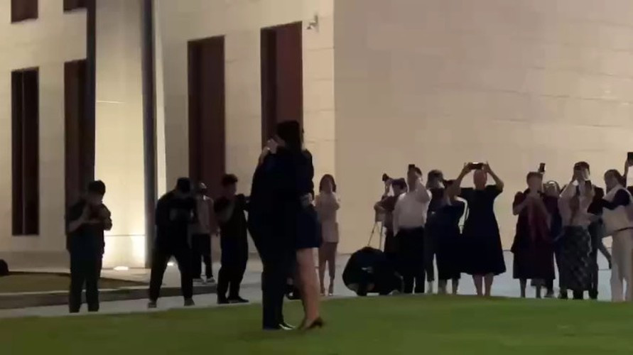 Hạnh Quyên không công khai lễ cưới rình rang trên MXH nhưng hình ảnh về Happy Wedding của cô nàng đã được MC Mai Ngọc và Hoa hậu Ngọc Hân tưng bừng chia sẻ lên story. Nữ MC sau đám cưới được gửi nhiều lời chúc tốt lành.