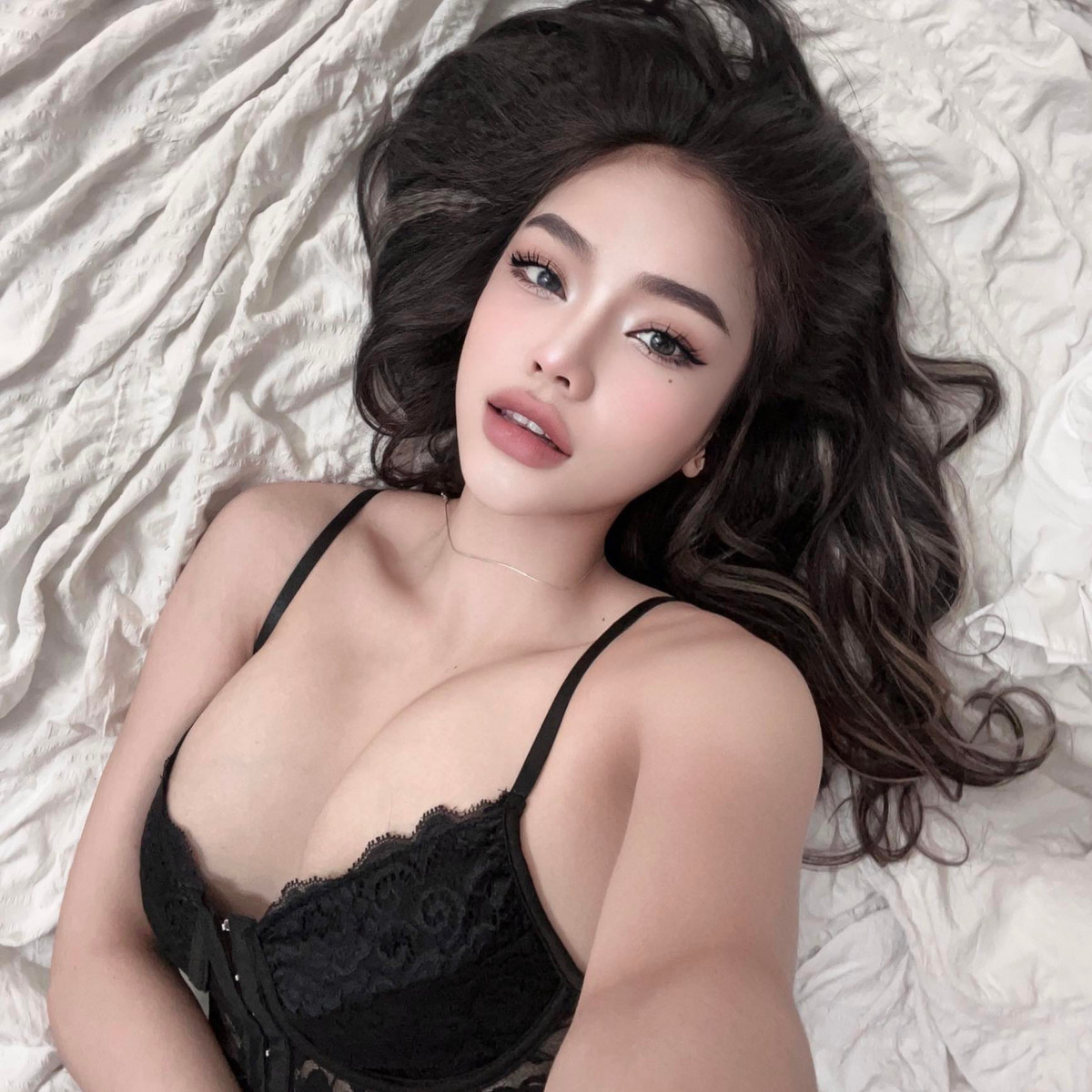 Không chỉ vậy, biểu cảm "hư đốn" của cô nàng khiến fan phải mắt chữ A, miệng chữ O. Nhiều người đã để lại bình luận: "Hư quá nha, nhưng mà tui thích", "uầy xinh đẹp tuyệt vời".