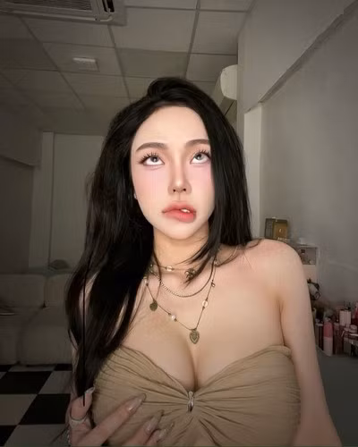 Hot girl sinh năm 2000 hiện đang sinh sống và học tập tại TP Hồ Chí Minh. Cô nàng từng theo học chuyên ngành Quản trị khách sạn tại trường Đại Học Công Nghệ Tp. Hồ Chí Minh - HUTECH.