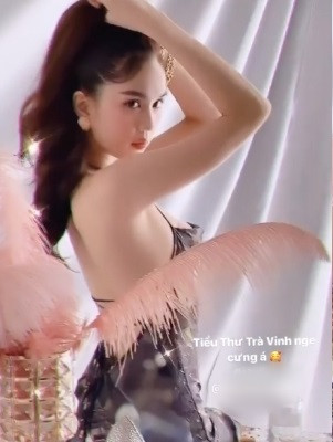 Chưa kể ở phía dưới bàn còn bày trí la liệt đồ đạc, nào là món ăn, giày dép, trang sức,... Ngọc Trinh khi ấy như một tiểu thư kiêu kỳ, sang chảnh.