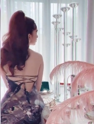 Được biết, Ngọc Trinh từng giới thiệu về khu vực ăn uống đắt đỏ của mình. Cô nàng chi số tiền lớn để mua bàn ghế, các phụ kiện trang trưng bày, bộ bát đĩa đắt đỏ,...