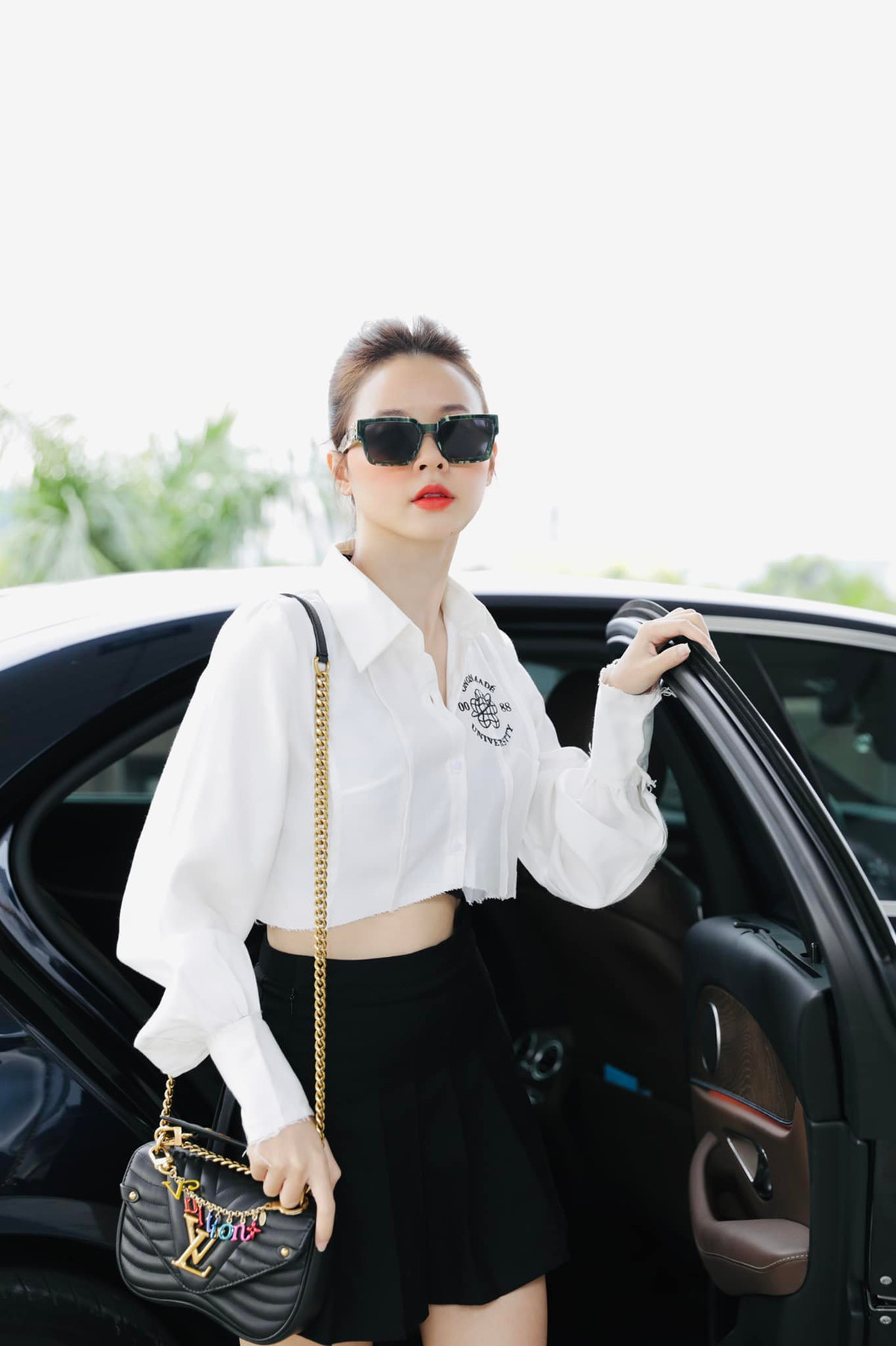 Mới đây trên trang cá nhân, Midu gây chú ý khi cập nhật loạt ảnh mới. Trong hình, nàng hot girl diện trang phục khỏe khoắn với váy ngắn và sơ mi trắng.