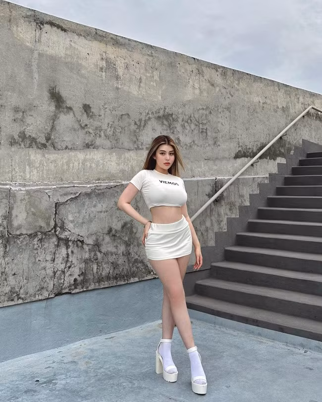 Sunna được nhận xét là có vẻ đẹp lệch chuẩn. Trong khi nhiều người đẹp theo đuổi vóc dáng "mình hạc xương mai", cô nàng lại tự tin với thân hình phổng phao, có phần mũm mĩm.