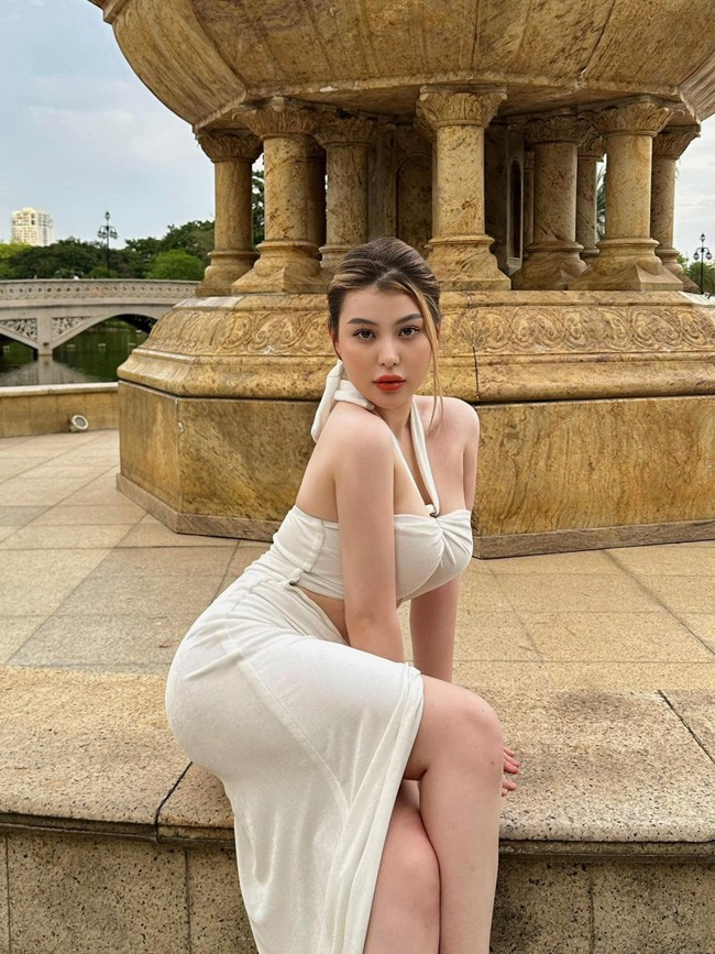 Đường tình duyên của "bông hồng lai Việt - Mỹ" khá lận đận. Năm 2022, cô nàng bất ngờ "thả" một chiếc ảnh bầu thay cho lời thông báo sắp làm mẹ.