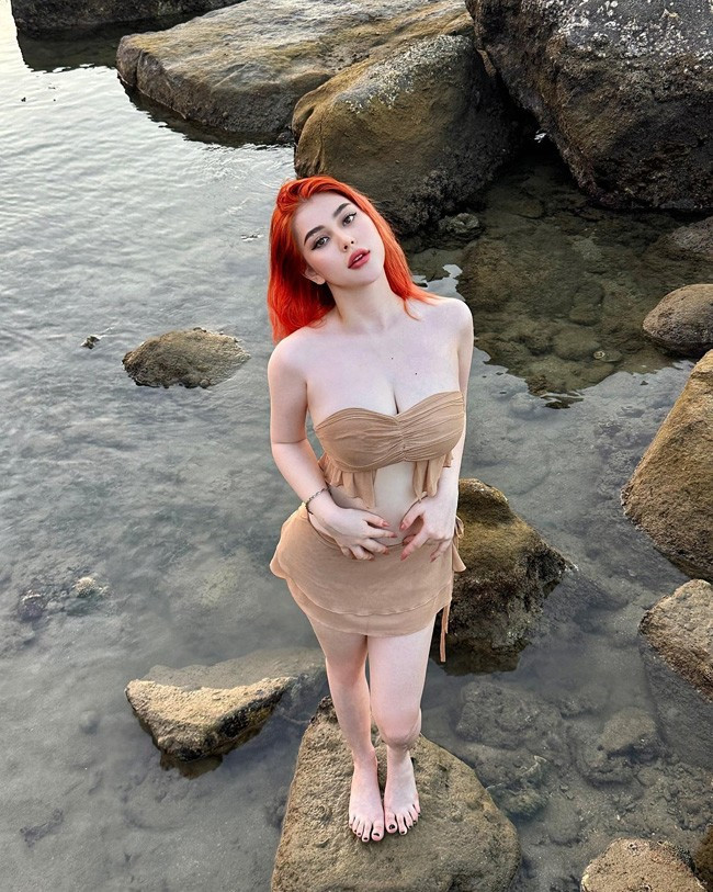 Cô vui vẻ với vai trò mới, yêu thương, chăm sóc con chu đáo.