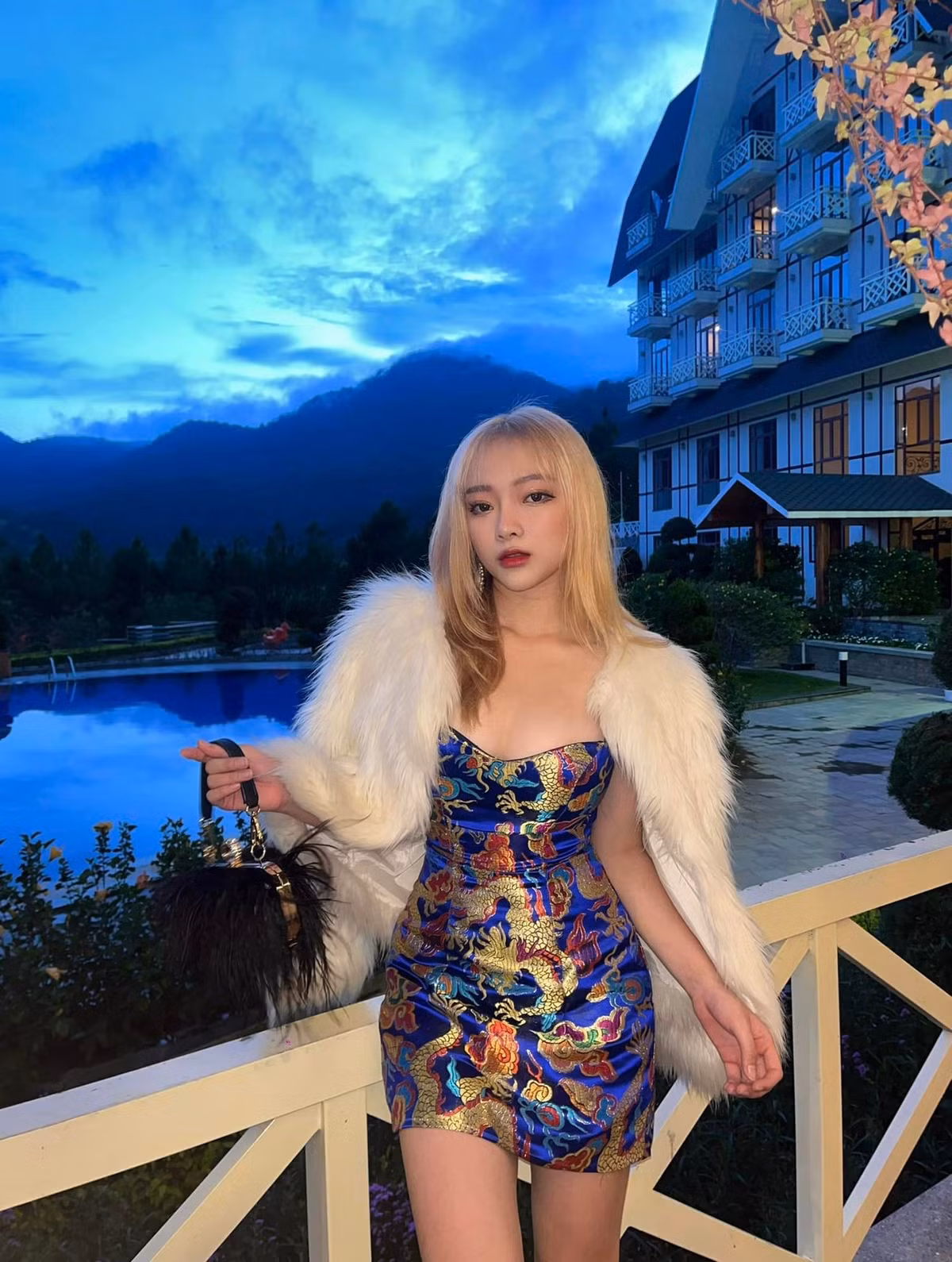 Tuy nhiên, bên cạnh ý kiến chê bai cũng không ít người khen ngợi sự quyến rũ và thoải mái trong cách ăn mặc của Linh Chichan.