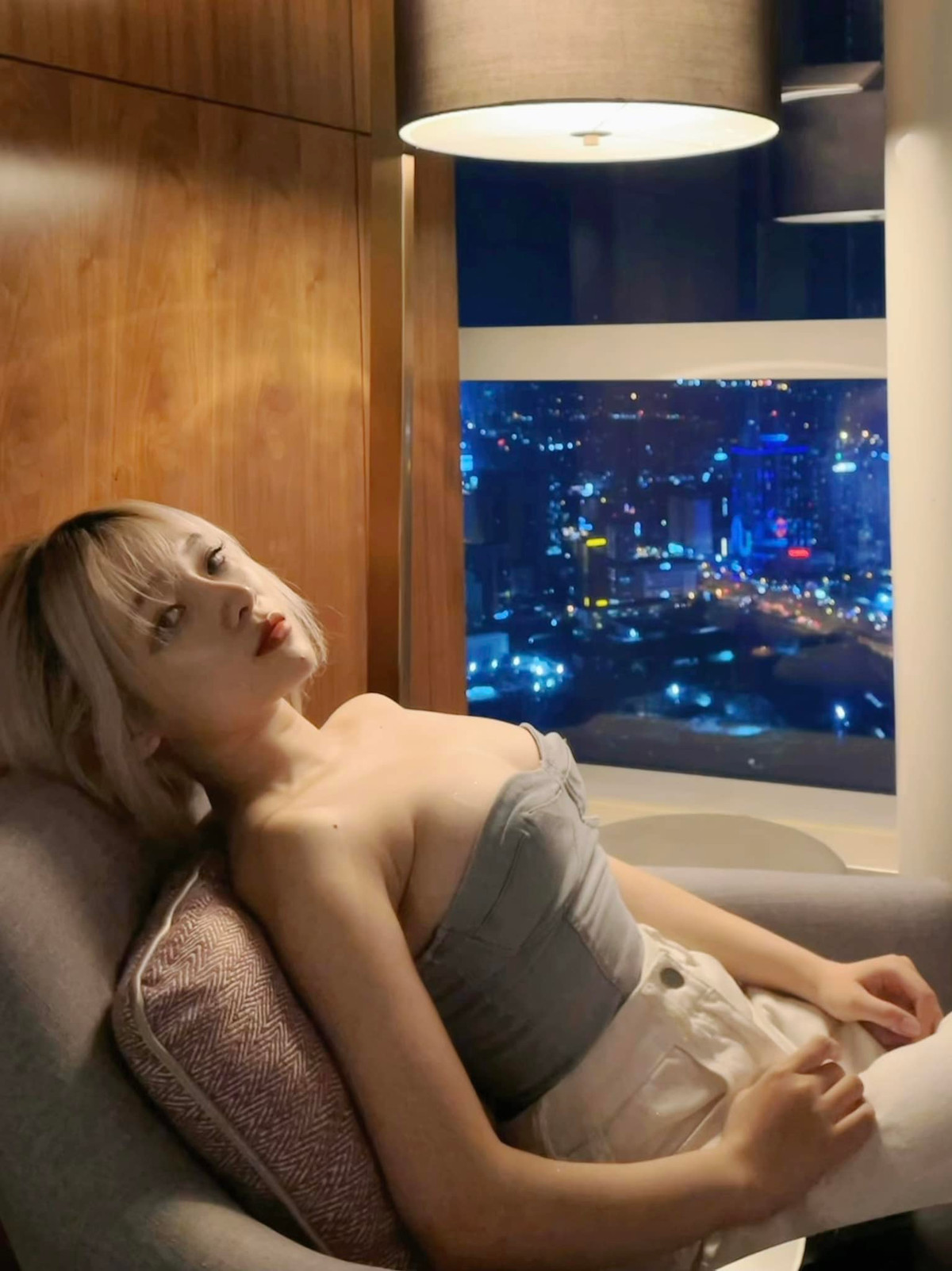 Những bộ trang phục mà Linh Chichan mặc từng trở thành chủ đề được dân mạng bàn tán sôi nổi. Một bộ phận cho rằng, cách ăn mặc này của nữ streamer không phù hợp với thuần phong mỹ tục người Việt.