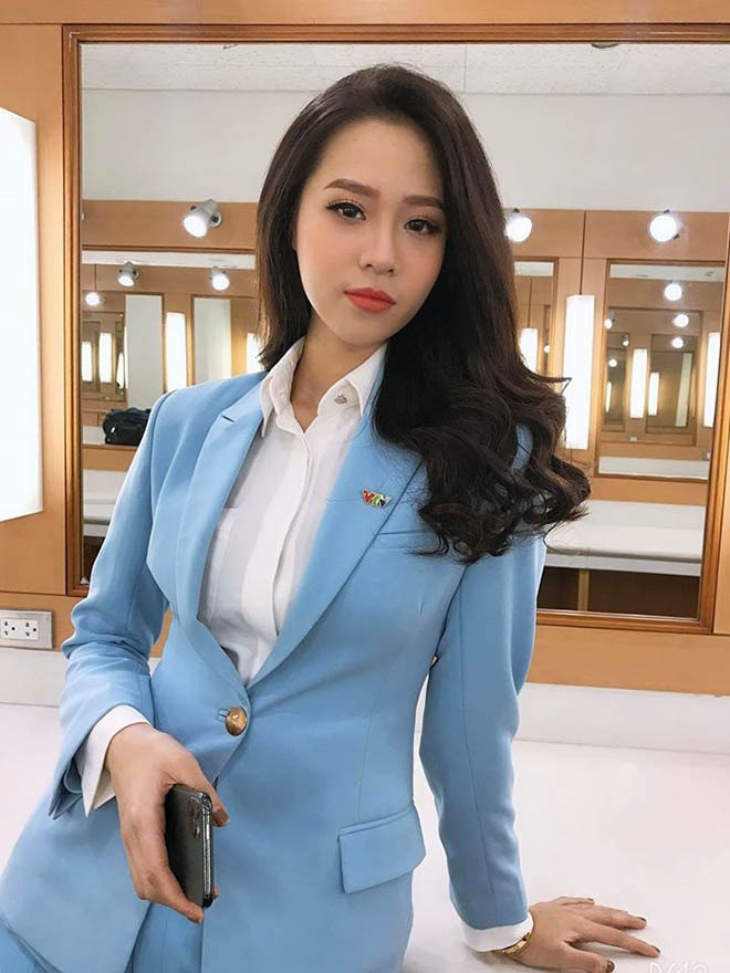 Nếu trên sóng truyền hình, nữ MC 10x thể hiện hình ảnh đầy trẻ trung và năng động thì ngoài đời thường Bảo Châu thể hiện phong cách hồn nhiên, quyến rũ trong cách ăn mặc.