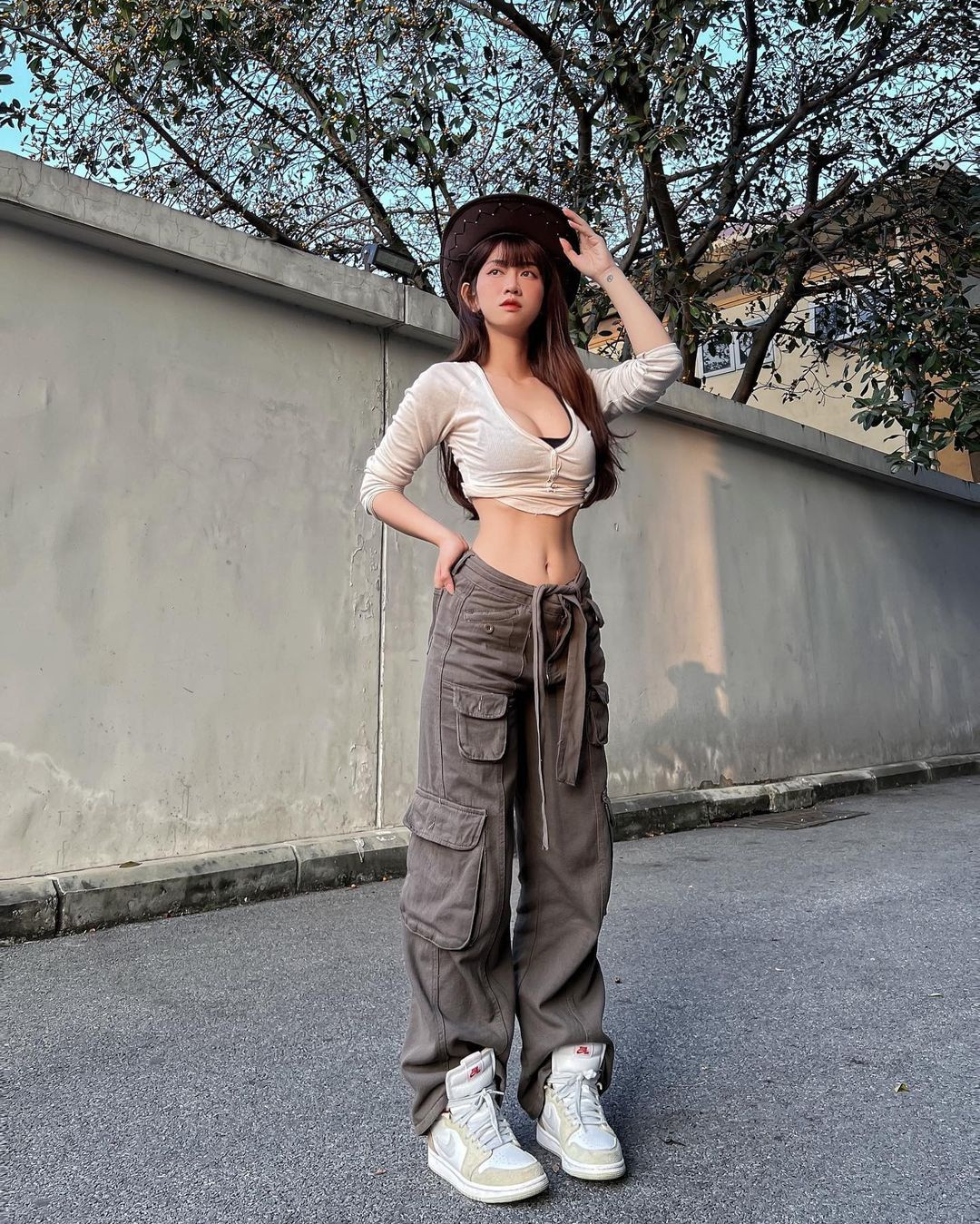 Cụ thể, Lê Bống cho biết: "Nếu mọi người xem từ những clip TikTok đầu tiên của mình thì cũng có rất nhiều clip mình lè lưỡi. Sau khi lắng nghe nhiều lời nhận xét của các bạn trên mạng, có những người thấy bình thường, có những người thấy không được ok cho lắm. Vậy nên mình sẽ lắng nghe, nhưng mình vẫn giữ thói quen lè lưỡi này nhưng khi ở cạnh bạn bè thân thiết, thoải mái nhất, còn gặp những người lớn tuổi hơn, ở môi trường cần chín chắn hơn thì mình sẽ tiết chế lại cho phù hợp để gặp bất cứ ai họ đều cảm thấy thoải mái khi ở bên mình".