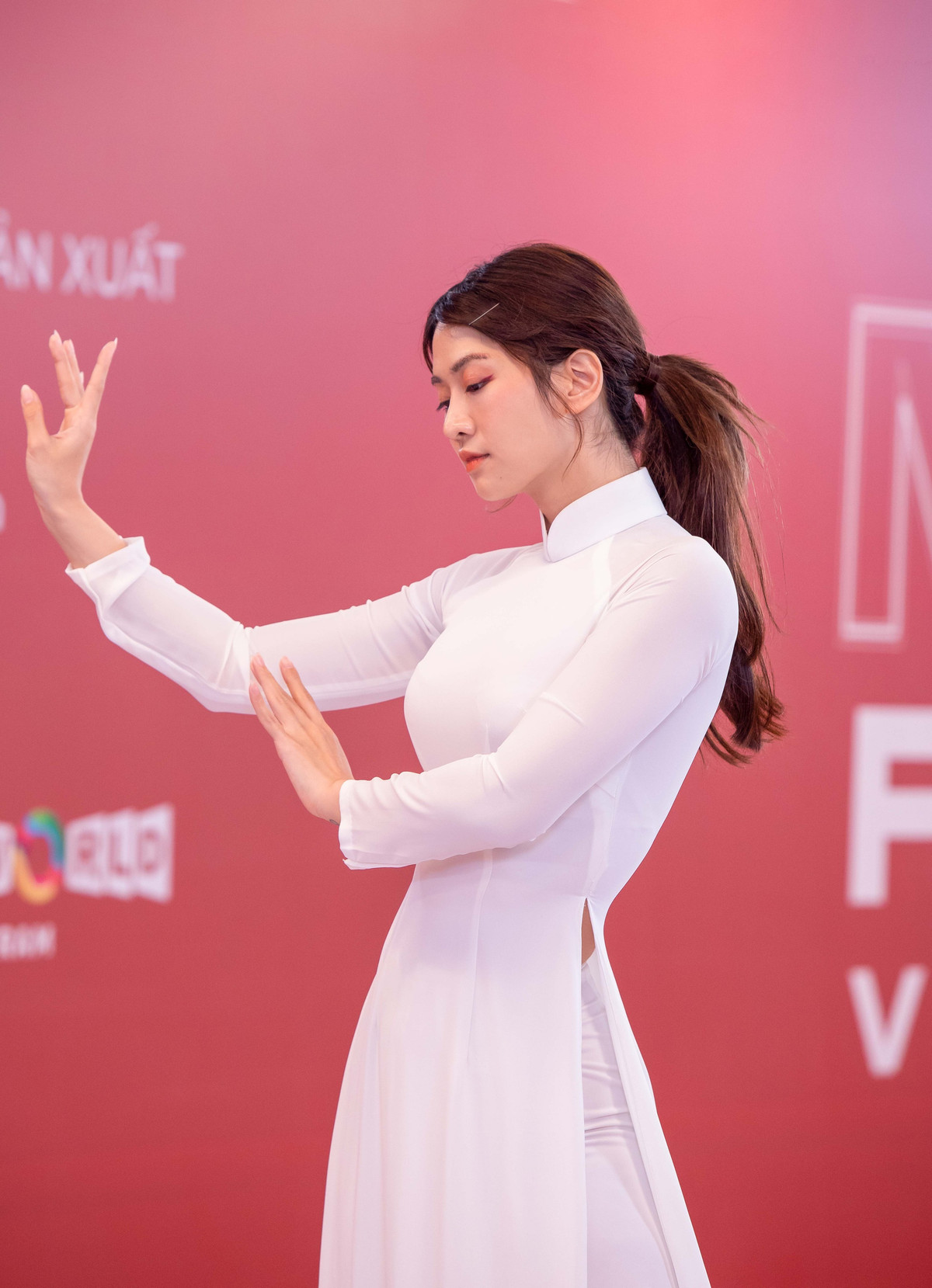 Theo đó, nhiều người cho rằng hot girl TikTok không phù hợp với chương trình khi diện trang phục với chiếc sneaker, không những thế còn mặc áo dài để múa nhìn rất “thiếu đầu tư và chuyên nghiệp”.