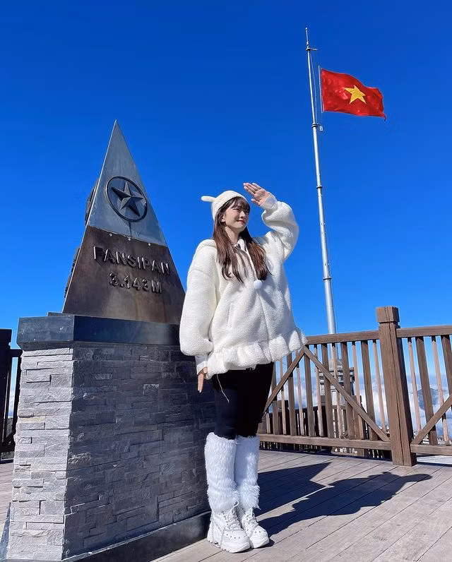 Bên cạnh đó, khi được hỏi về một vấn đề khá tế nhị đó chính là thói quen "lè lưỡi" trong các video, nữ TikToker cũng thẳng thắn chia sẻ rằng đó là hành động bình thường.