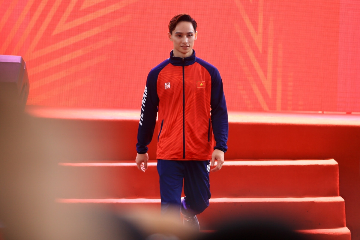 Bộ sưu tập trang phục của đoàn thể thao Việt Nam năm 2023 sử dụng tông màu đỏ làm chủ đạo, được nhấn nhá bằng các chi tiết như ngôi sao năm cánh và họa tiết vẩy rồng cách điệu.