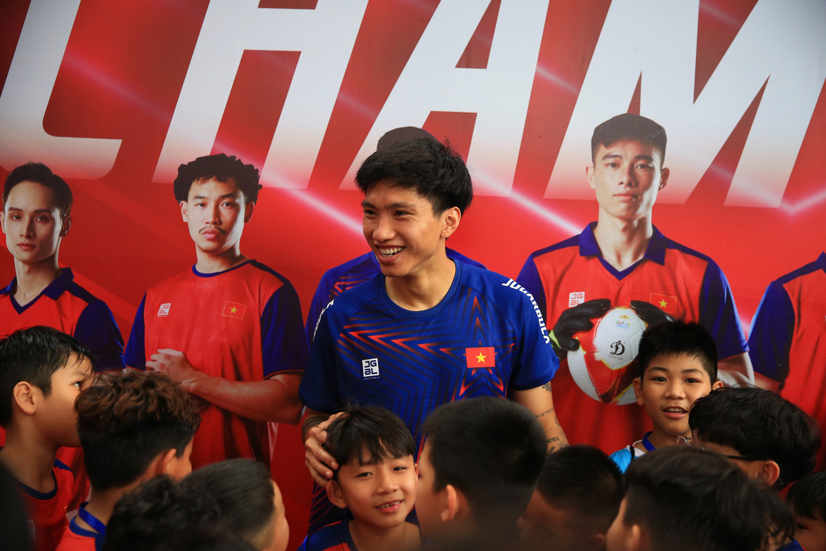 Sự kiện ra mắt trang phục trên cũng là cơ hội để người dân được tới tham gia và trực tiếp khám phá bộ sưu tập dành cho các vận động viên đội tuyển quốc gia trong kỳ SEA Games 32 sắp diễn ra tại Campuchia.