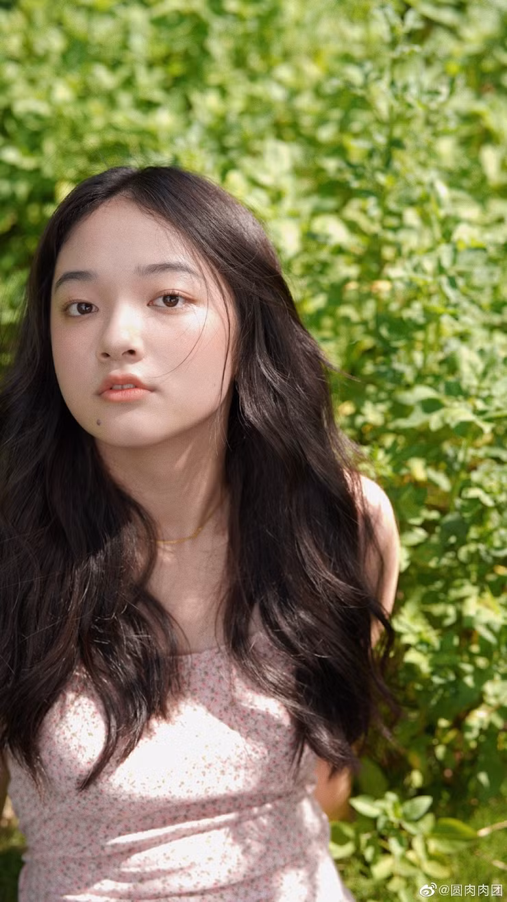 Khi kết hợp trang phục cạp trễ, Crystal Yu lại diện thiết kế áo dáng dài vừa vặn che khoảng hở. Ngoài ra, kiểu áo còn được làm mới với dáng 2 dây và kiểu nối kết đặc biệt ở thân trước.