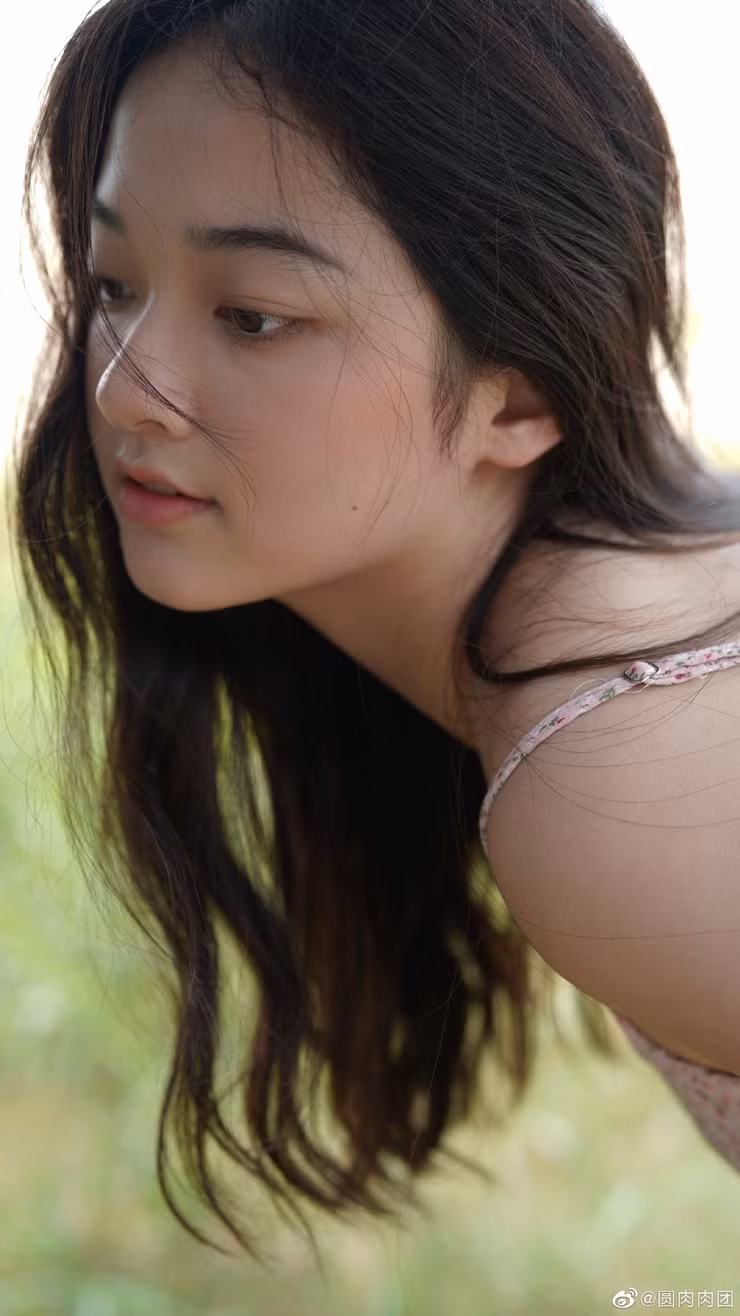 Crystal Yu chọn cho mình chiếc áo croptop len kết hợp với quần jean cạp cao. Kiểu quần này giúp che được khuyết điểm vòng 2 đồng thời cân bằng khoảng hở của dáng áo ngắn.