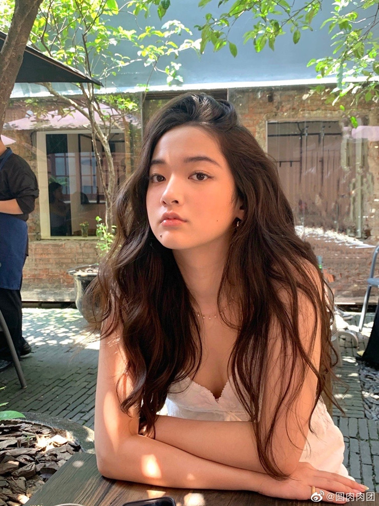 Nhiều người vẫn có quan niệm chỉ khi gầy bạn mới có thể mặc đẹp và người có phần đầy đặn không được phép mặc những bộ đồ tôn dáng, thường phải mặc rộng hoặc tránh những họa tiết có thể khiến bạn trông mập hơn. Nhưng thực tế, ai cũng có quyền mặc những gì mình muốn cho dù vóc dáng của bạn ra sao.