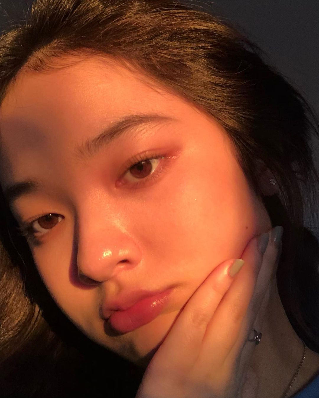 Những kiểu đồ rộng thực tế khiến các cô nàng mũm mĩm trông có phần sồ sề. Còn trang phục có dáng ôm vừa phải sẽ giúp họ nhìn thanh thoát hơn.