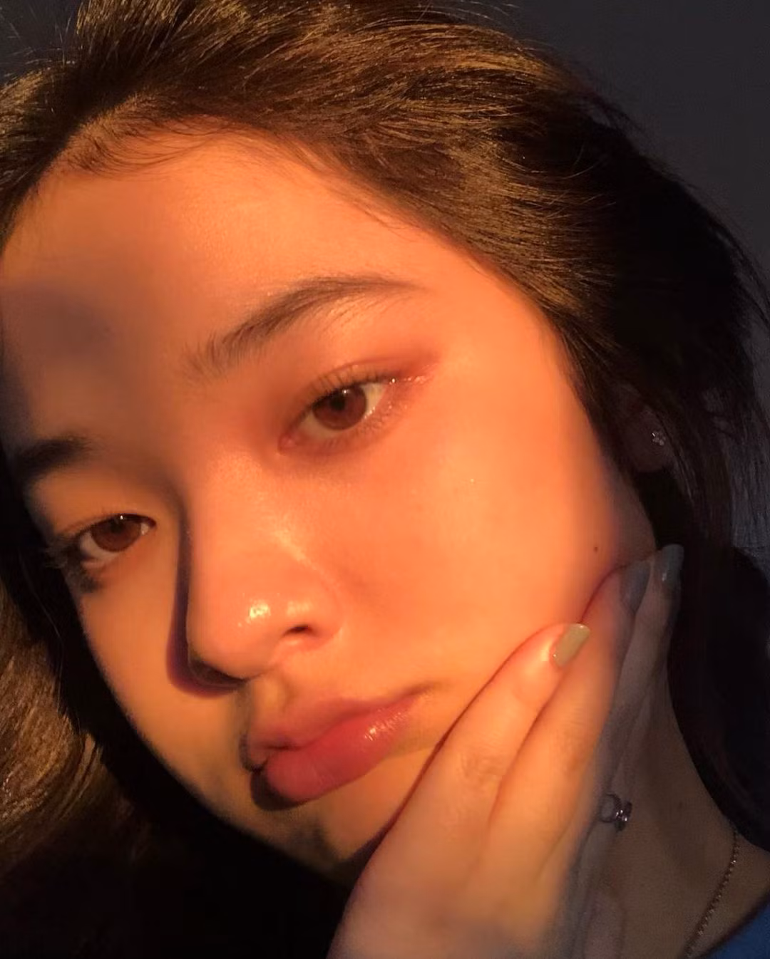 Những kiểu đồ rộng thực tế khiến các cô nàng mũm mĩm trông có phần sồ sề. Còn trang phục có dáng ôm vừa phải sẽ giúp họ nhìn thanh thoát hơn.