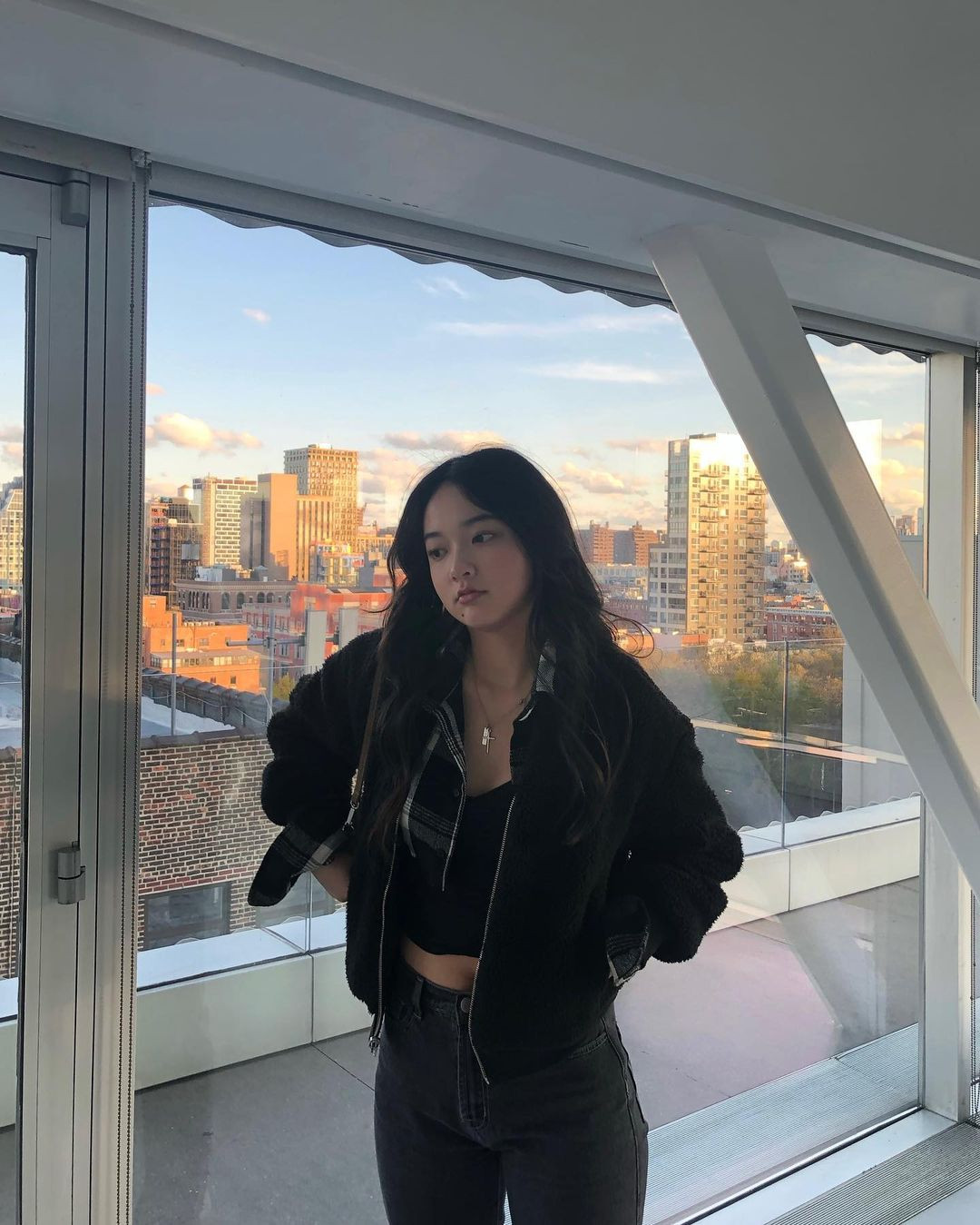 Crystal Yu khá chuộng những chiếc áo 2 dây nhất là kiểu croptop. Nó đơn giản nhưng thời thượng. Bên cạnh đó, item này còn có khả năng phối hợp đa dạng với những món đồ khác.