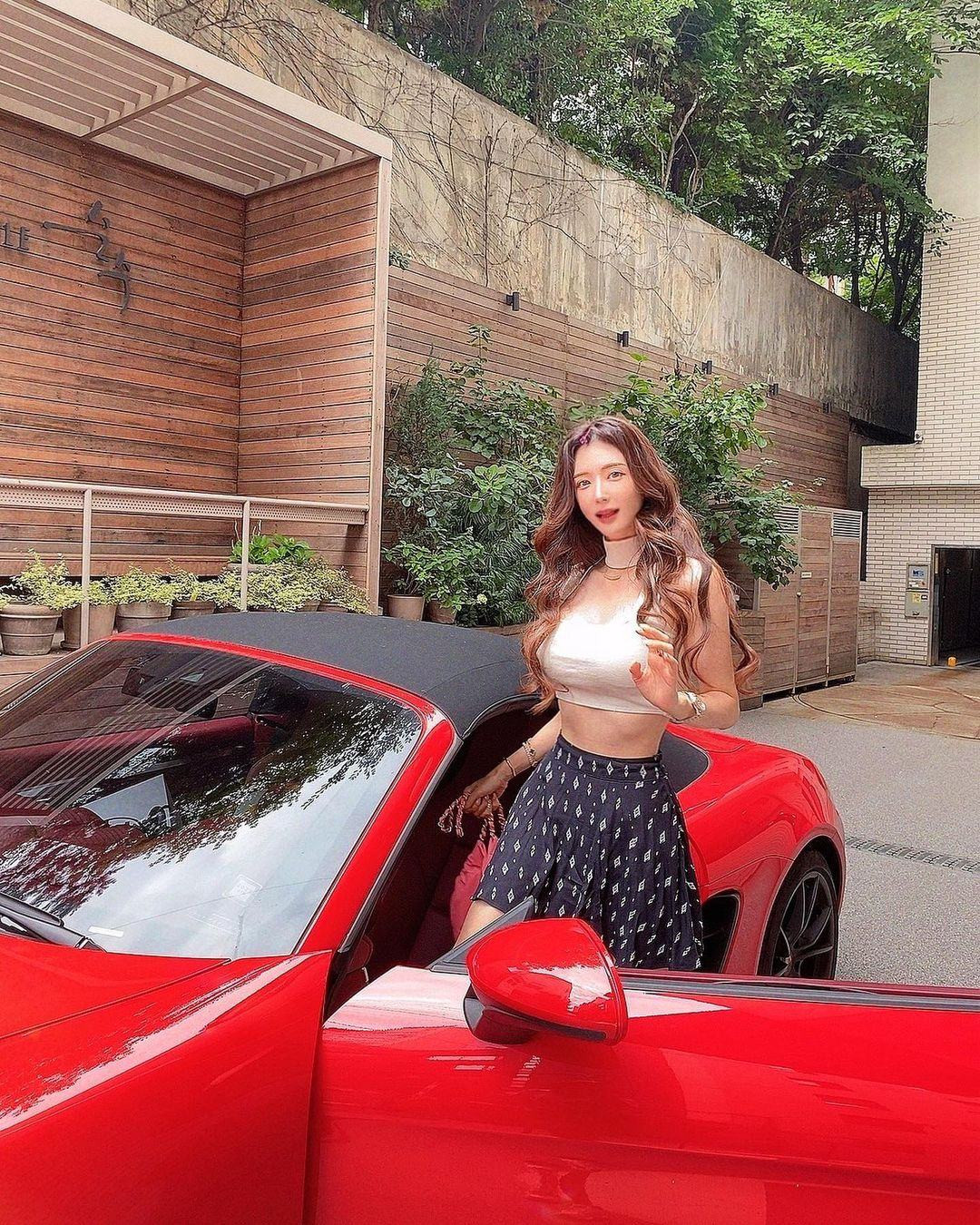 Ngắm những bức ảnh trên trang cá nhân của "cô chủ shop nội y" nhiều người không khỏi suýt xoa khi cô nàng này được trời phú cho nhan sắc miễn chê.